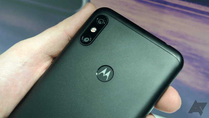 Motorola phát hành nguồn nhân Android 10 đầu tiên của mình, cho Moto One Power