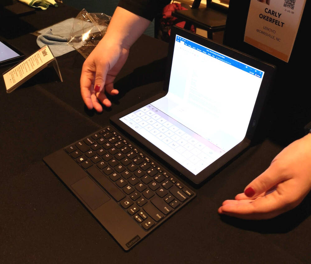 ThinkPad X1 Fold từ Lenovo với bàn phím