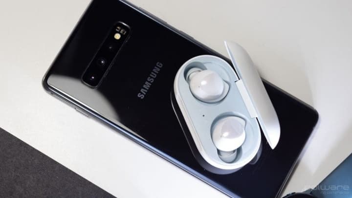 Thiết kế Samsung Galaxy S20 và Galaxy Buds + xuất hiện trong poster quảng cáo
