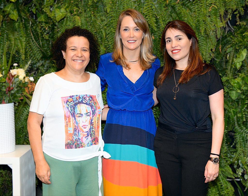 Ana Fontes, người sáng lập Rede Mulher Empreendedora (trái), Claudia Woods, tổng giám đốc Uber tại Brazil (giữa) và Tatiana Rocha, giám đốc thương hiệu tại Localiza Hertz (phải)