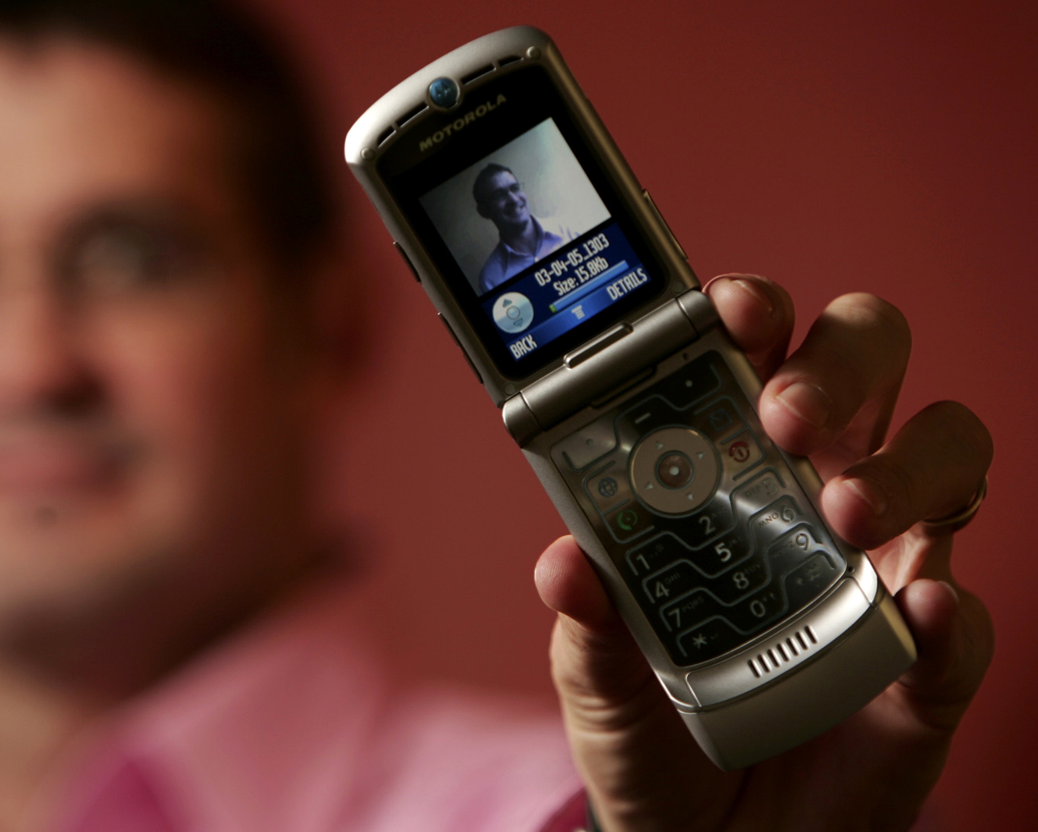   Motorola Razr nguyên bản ra mắt năm 2004