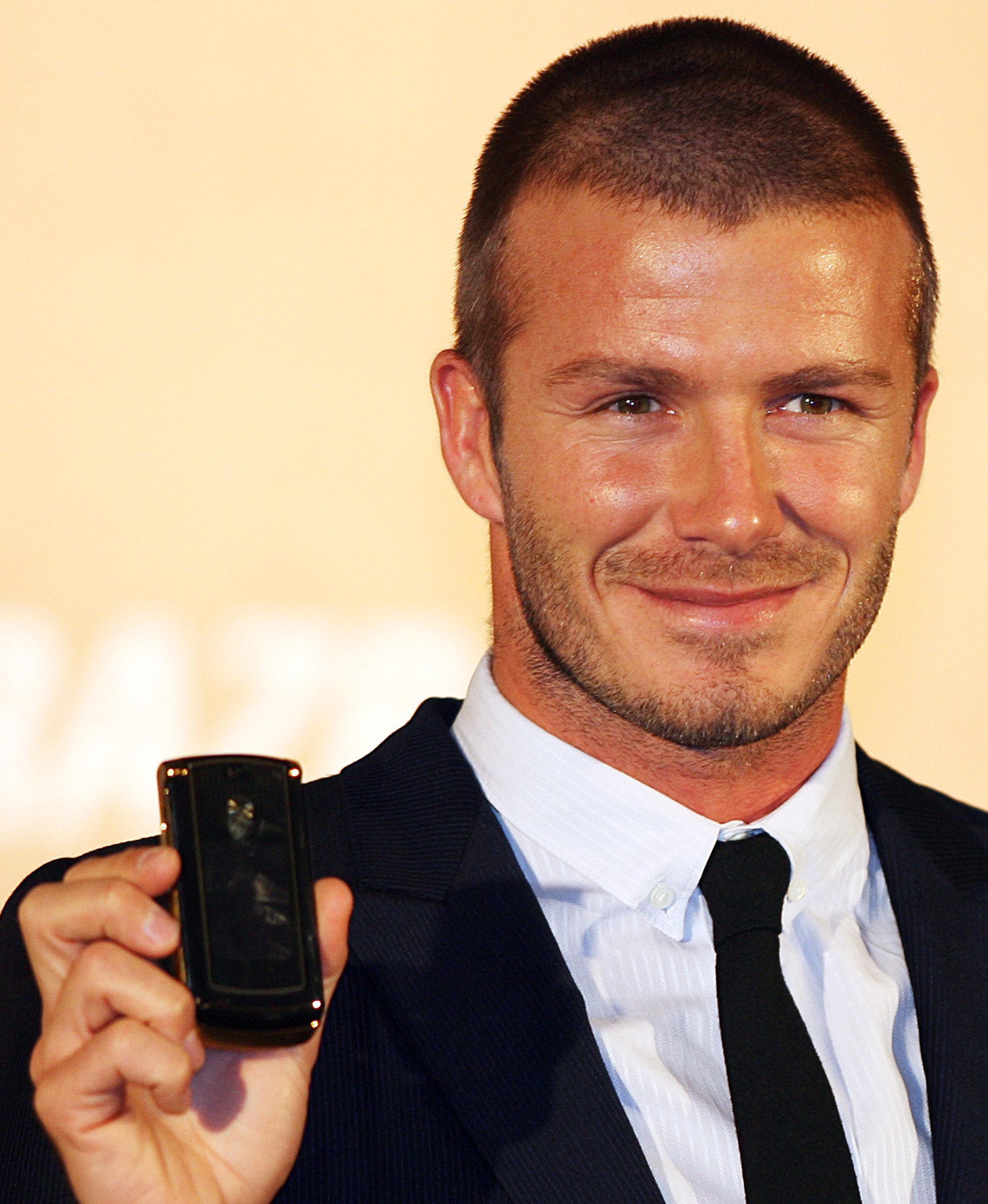   Huyền thoại người Anh David Beckham khoe chiếc Motorola Razr nguyên bản