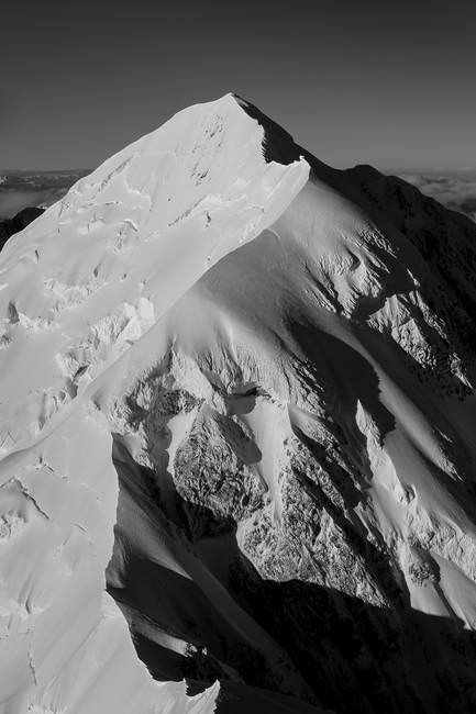 Hình ảnh đen trắng của một ngọn núi. ở New Zealand