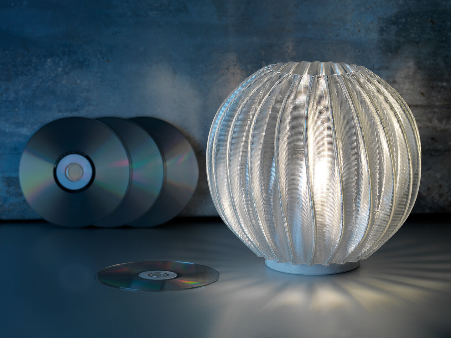 Đèn bàn Philips LED làm từ đĩa CD đã qua sử dụng