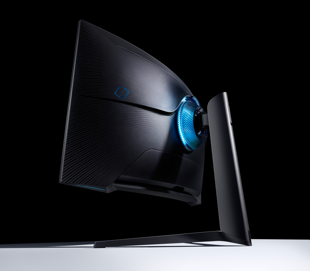 Chi tiết về Samsung Odyssey G7. Màn hình có màu đen mờ và ánh sáng xanh, giúp củng cố thiết kế tương lai
