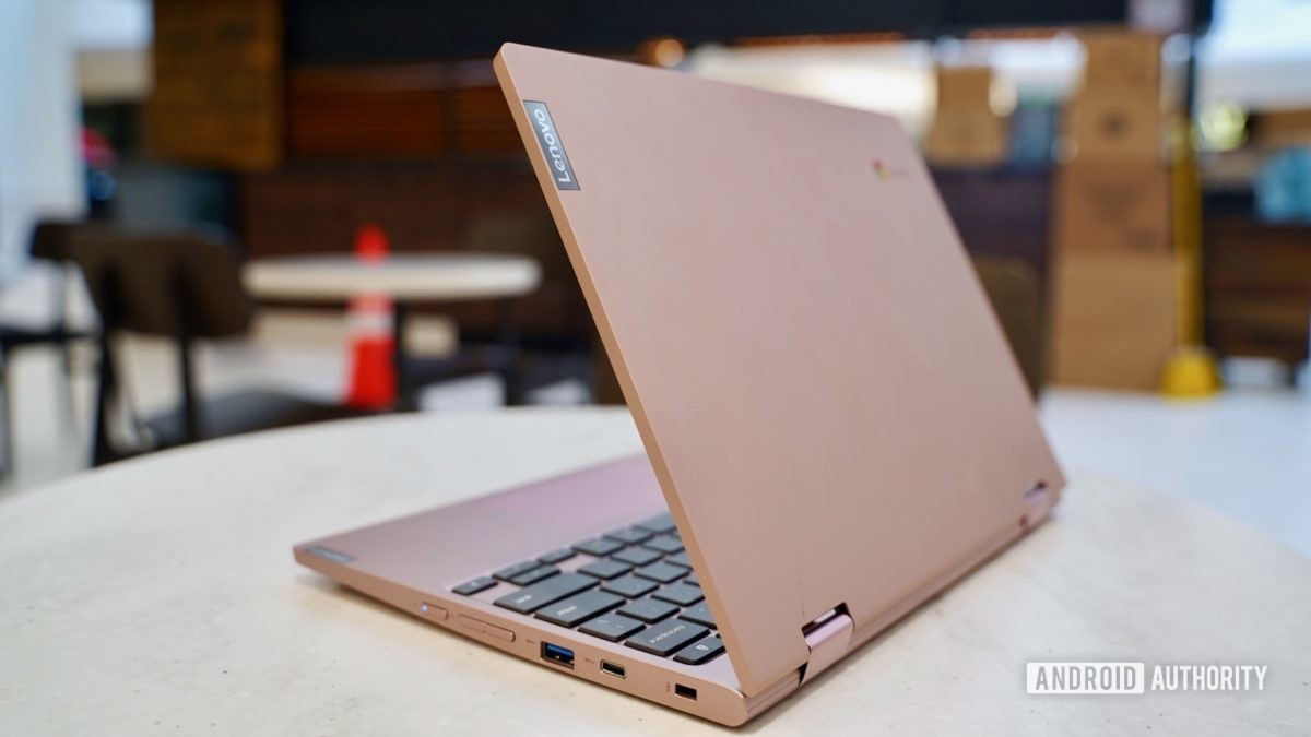 Đánh giá Lenovo Chromebook C340 ngồi trên bàn