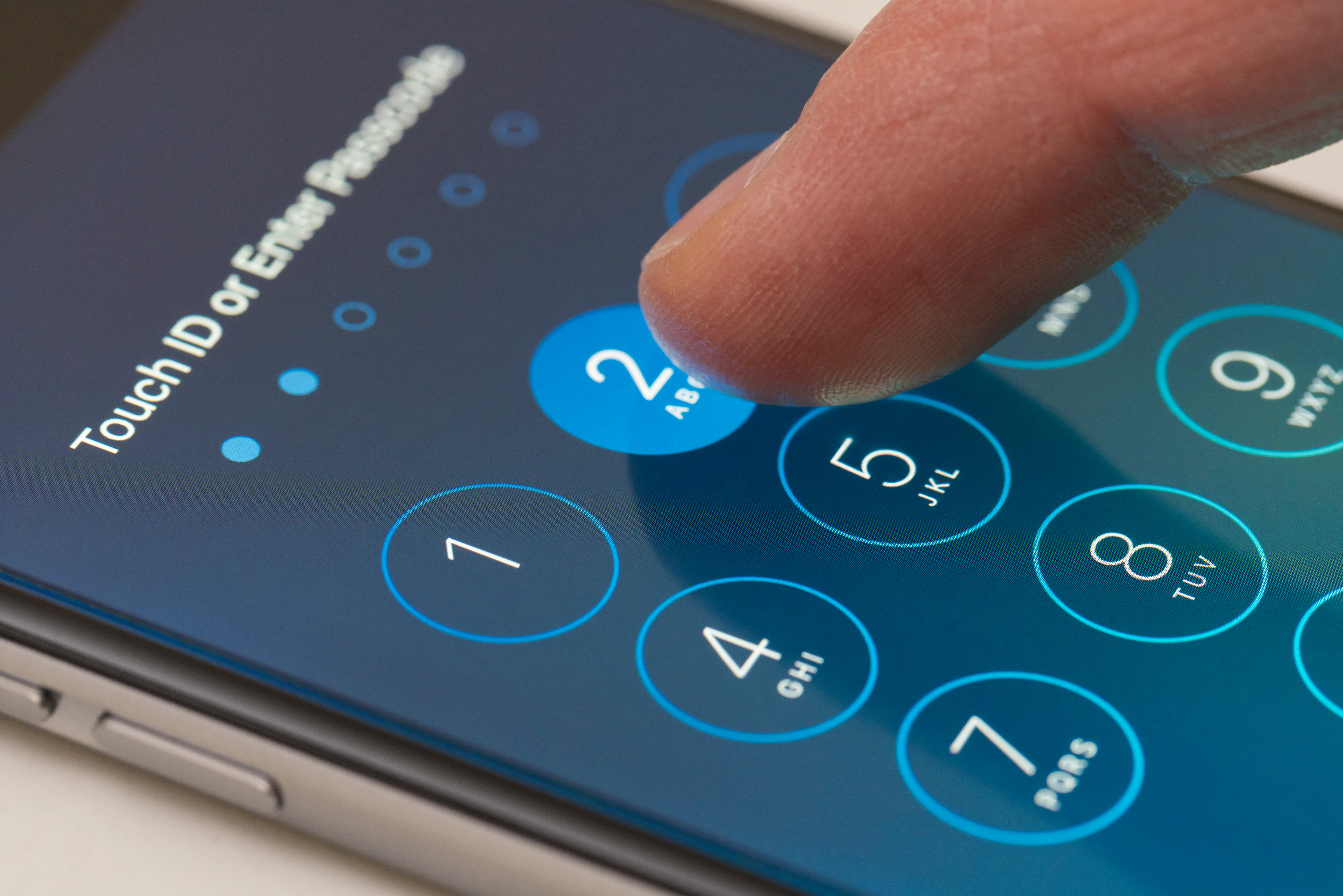  Donith cho rằng một chiếc iPhone có nghĩa là bạn an toàn mặc dù đã có ít cuộc tấn công hack lớn hơn vào Apple thiết bị