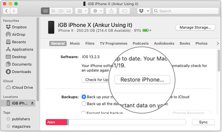 Nhấp vào Khôi phục iPhone trong Finder trên Mac