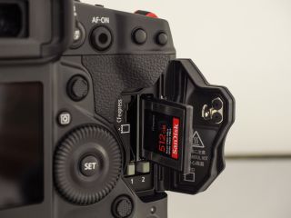 Canon EOS-1D X Mark III hỗ trợ thẻ CFexpress kép - và chúng là một sự mặc khải!