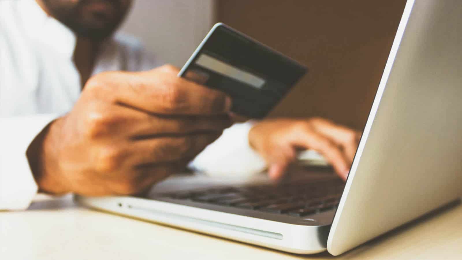 mua sắm trực tuyến bằng thẻ tín dụng