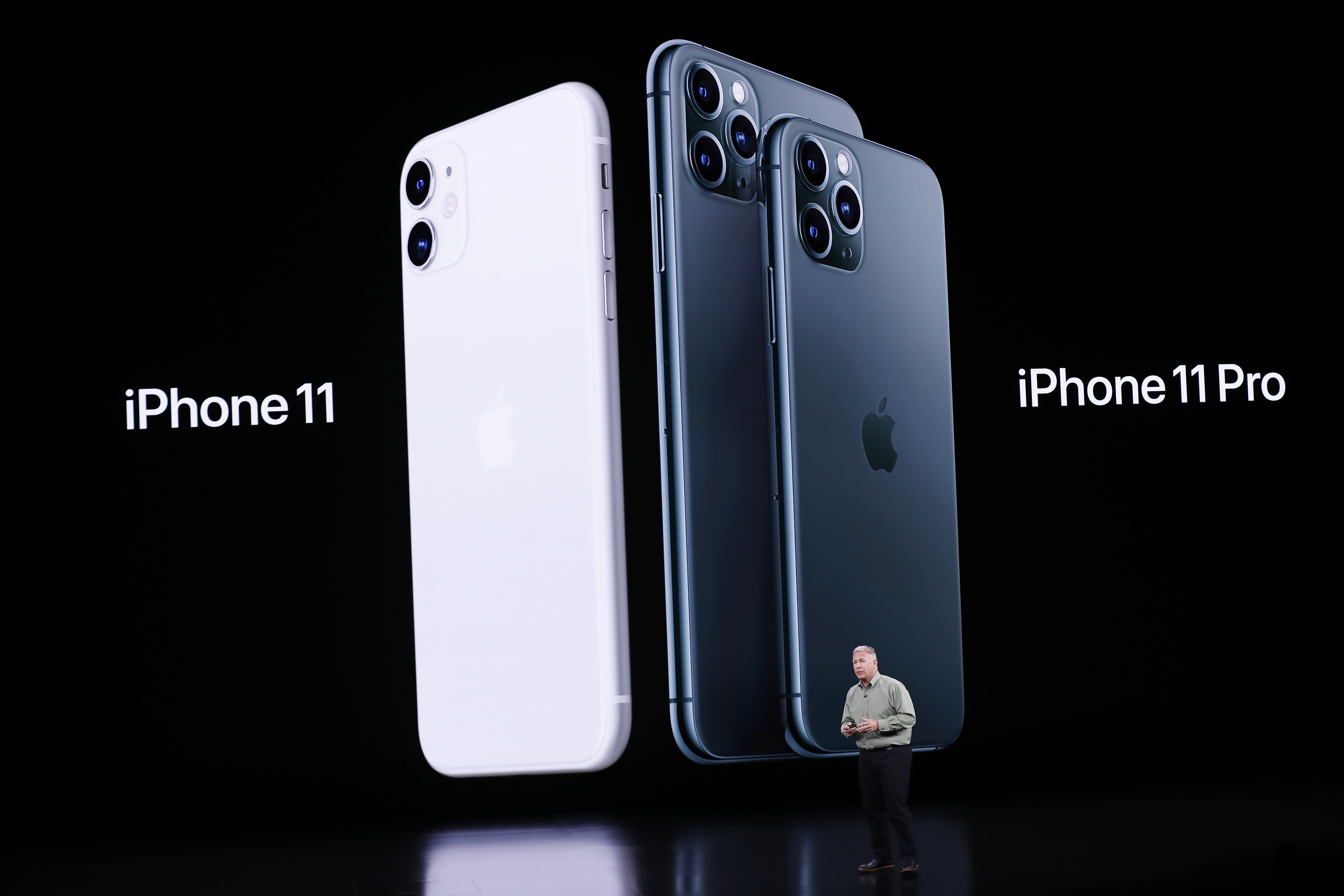   Chúng tôi sẽ so sánh Samsung mới với AppleĐiện thoại di động lớn nhất và đắt nhất, iPhone 11 Pro Max (thứ hai từ phải sang)