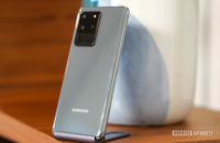 Samsung Galaxy S20 Ultra với bình hoa màu xanh