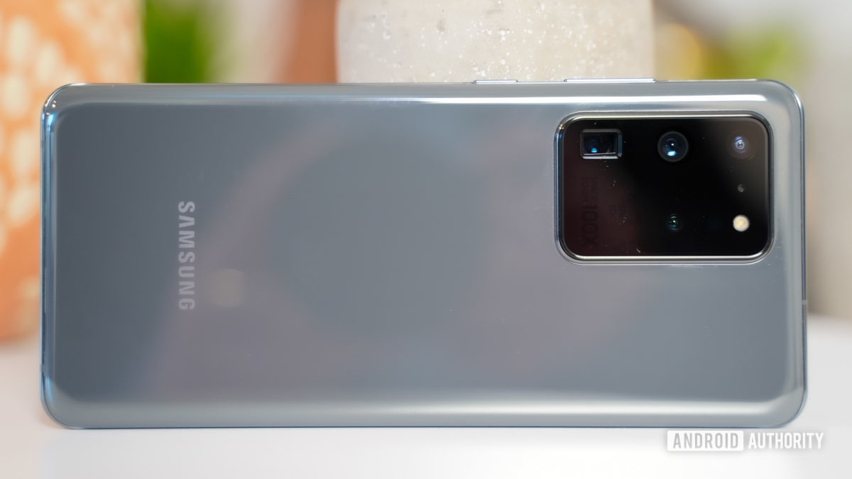 Samsung Galaxy S20 Ultra nằm nghiêng