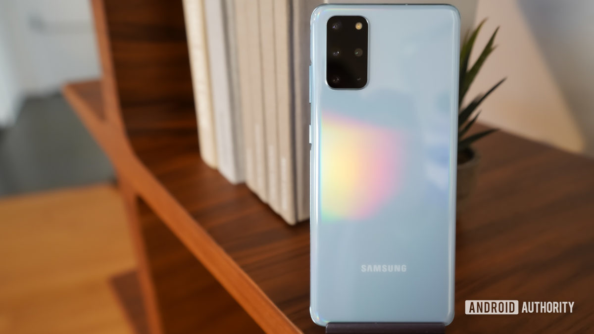 Samsung Galaxy S20 phản chiếu đầy màu sắc