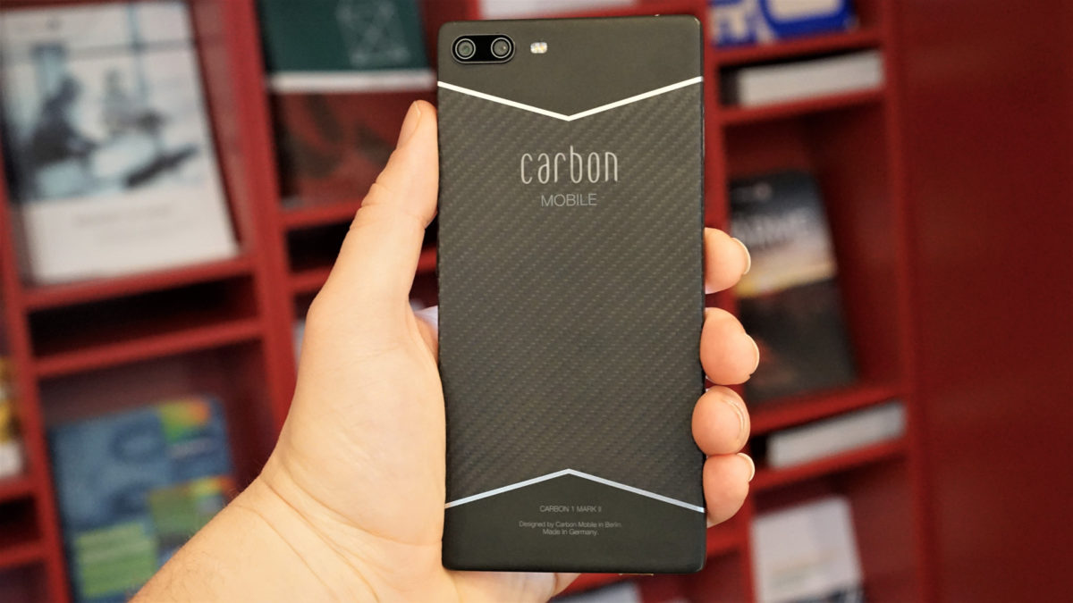 Điện thoại Carbon Mobile Mk II trong tay