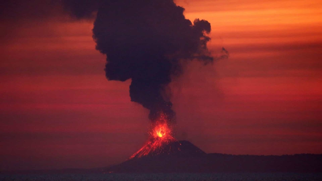 Núi lửa Anak Krakatau ở Indonesia đã phun trào vào năm 2018 và tạo ra một cơn sóng thần khiến hơn 400 người thiệt mạng.