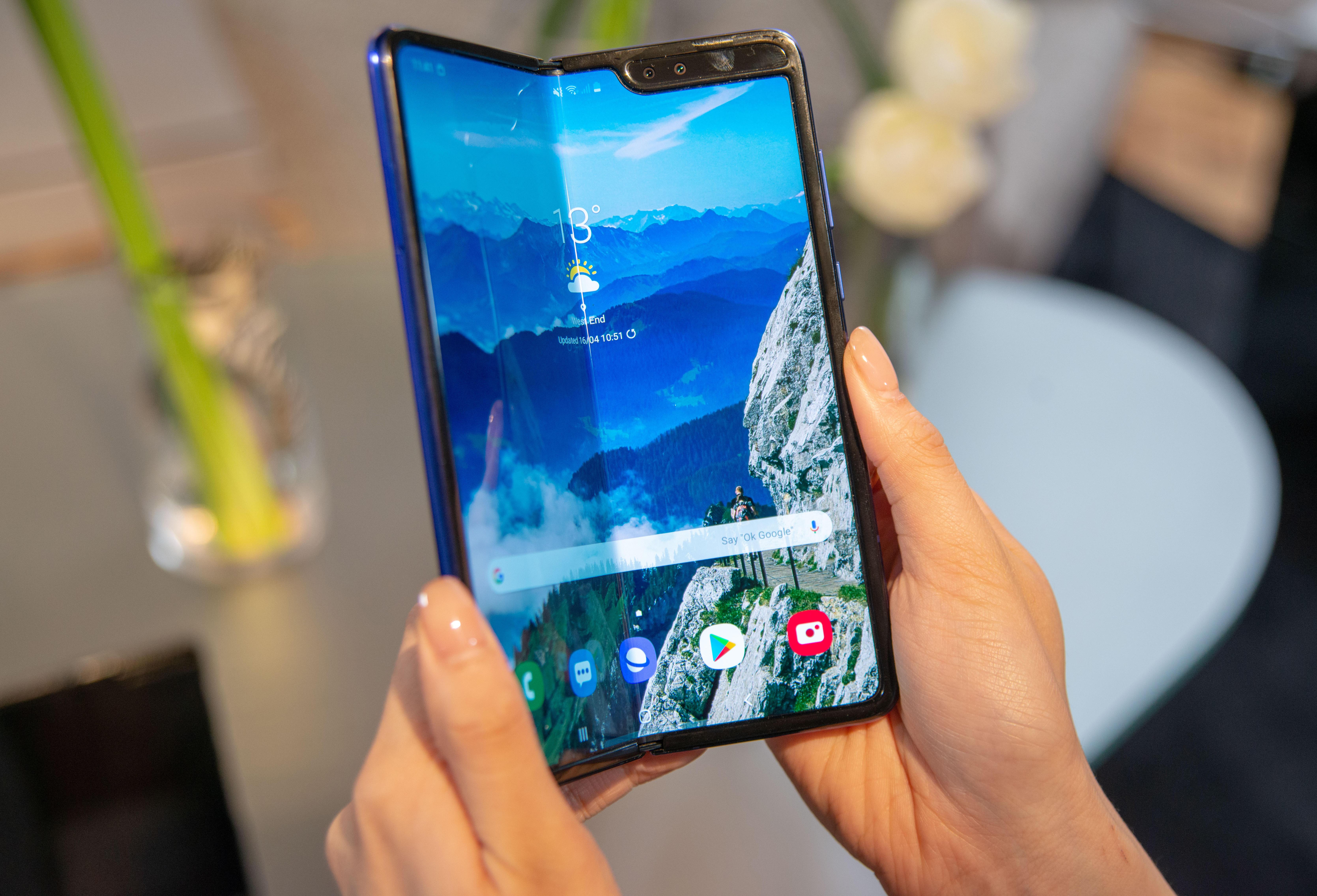   Chúng tôi đã chứng kiến ​​sự ra mắt của điện thoại thông minh gập đáng kinh ngạc của Huawei, Mate X, tại MWC năm ngoái