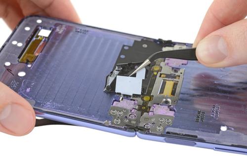 Nước mắt của Galaxy Z Flip tiết lộ bàn chải bản lề của nó có thể không giữ bụi
