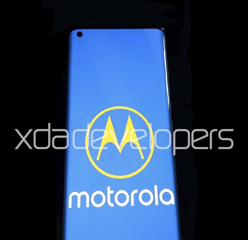 Điện thoại Motorola với màn hình thác nước 5G, 90HZ đang hoạt động
