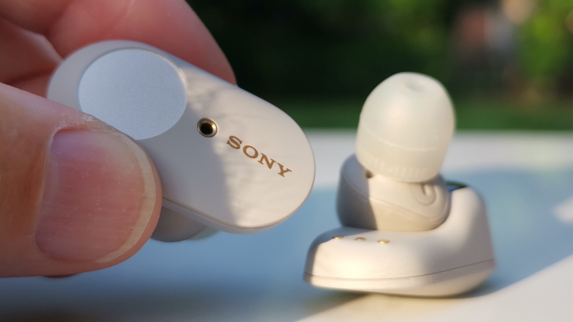 Apple AirPods Pro vs Sony WF-1000XM3: tai nghe không dây thực sự nào phù hợp nhất với bạn?