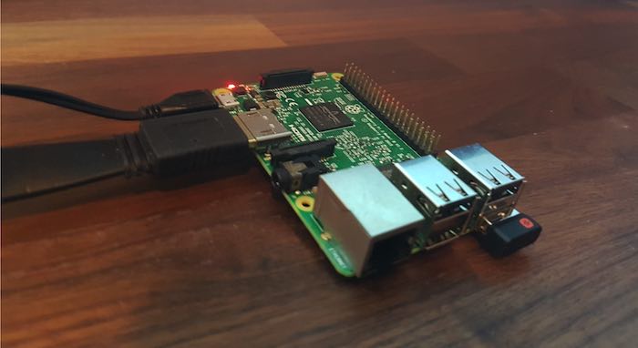 Kết nối Raspberry Pi với nguồn điện và nó sẽ tự động bắt đầu. 