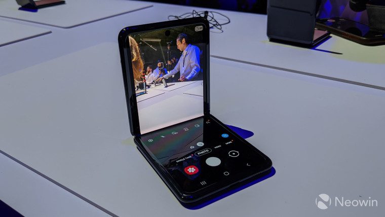 Berjabat tangan dengan smartphone lipat baru Samsung, La Galaxy Balik Z