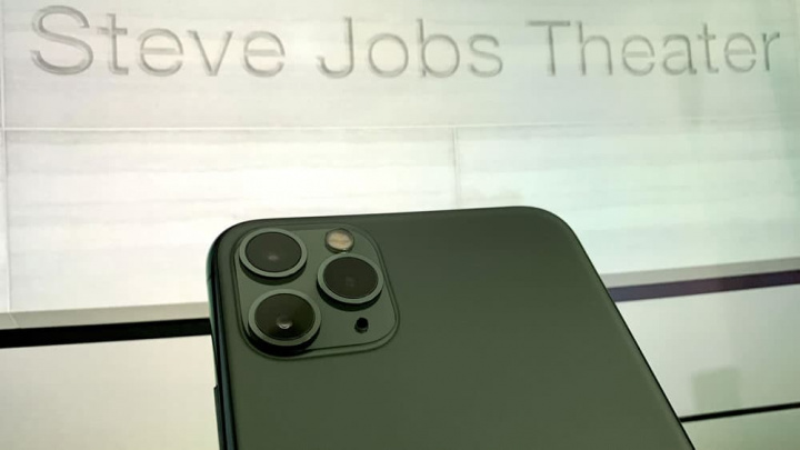IPhone ảnh 9 tại Nhà hát Steve Jobs lúc 1 giờ chiều Apple