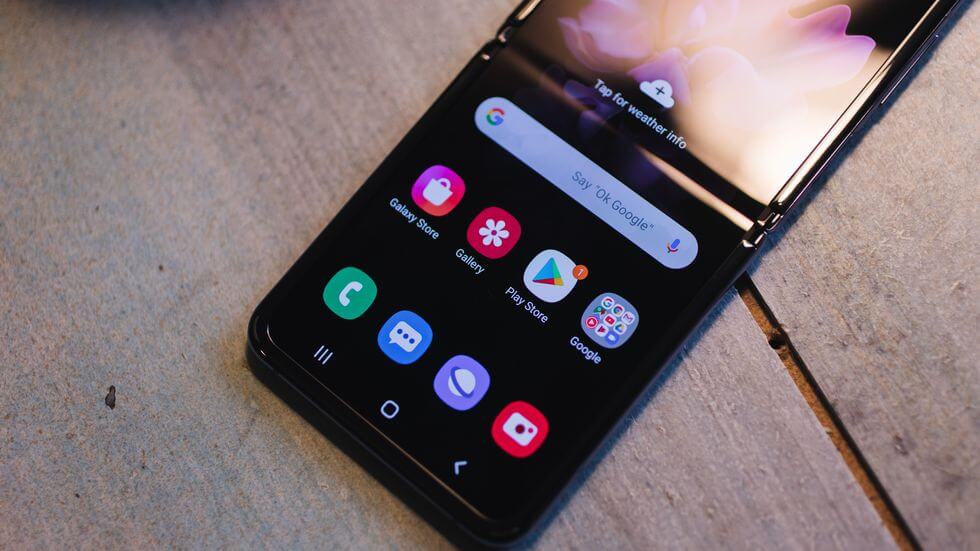 Phá hủy Samsung Galaxy Z Flip trình bày các chức năng hiển thị điện thoại thông minh