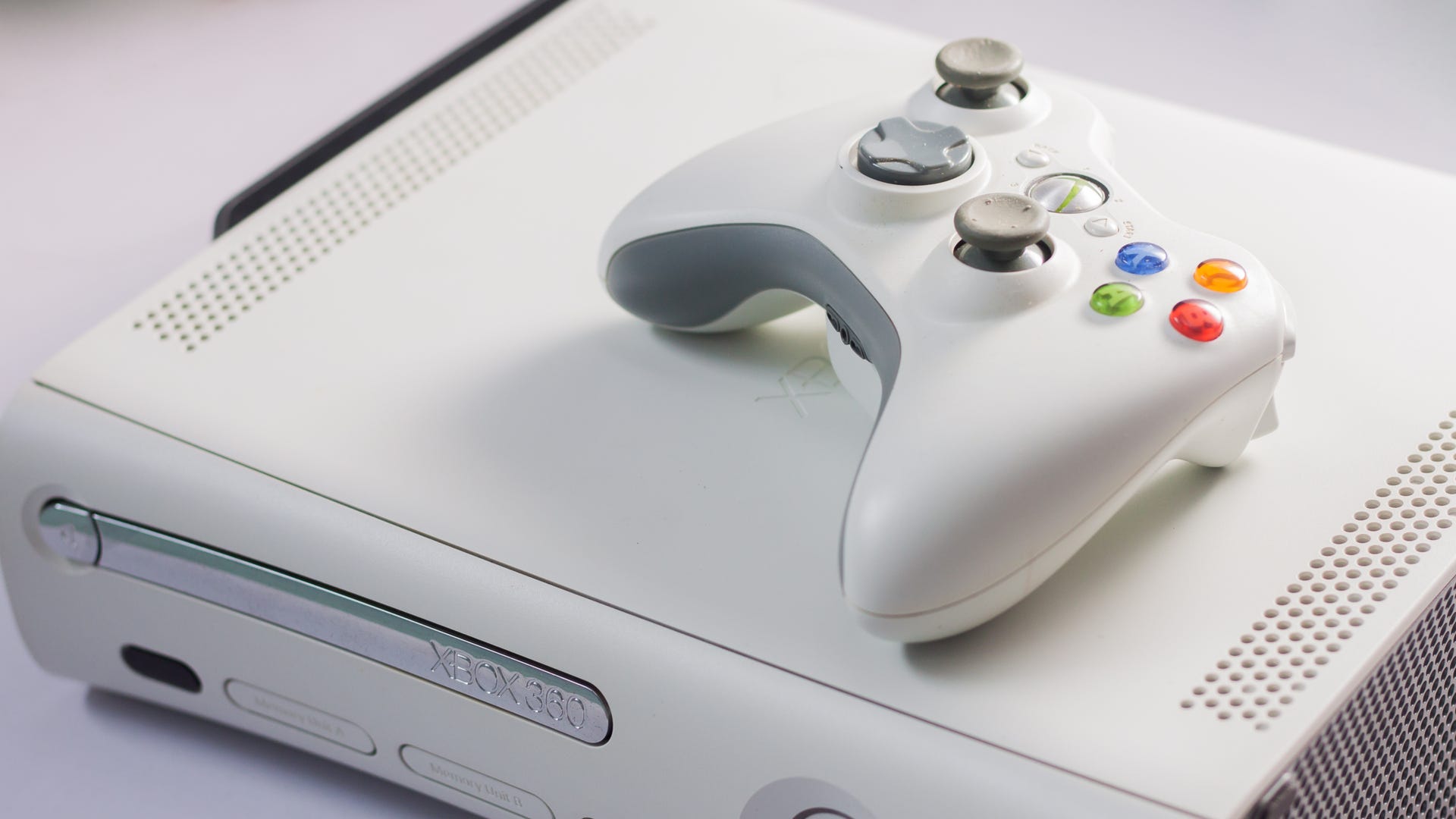 Xbox 360 trên bàn