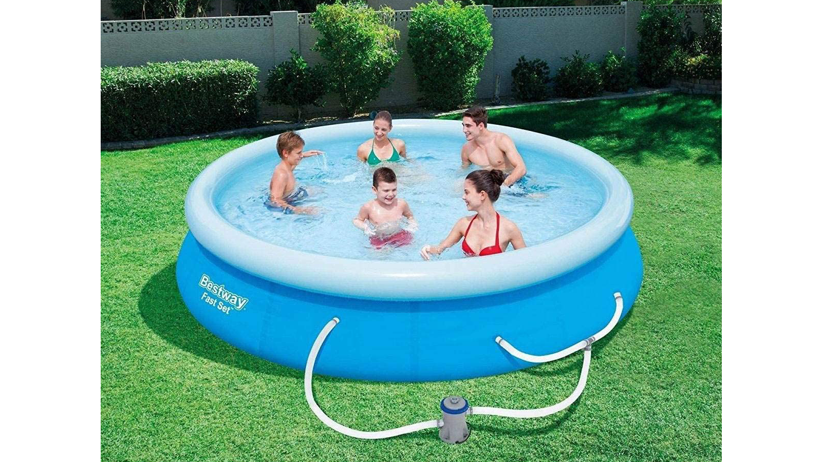 Sebuah keluarga menikmati berenang di kolam di atas tanah di halaman belakang mereka