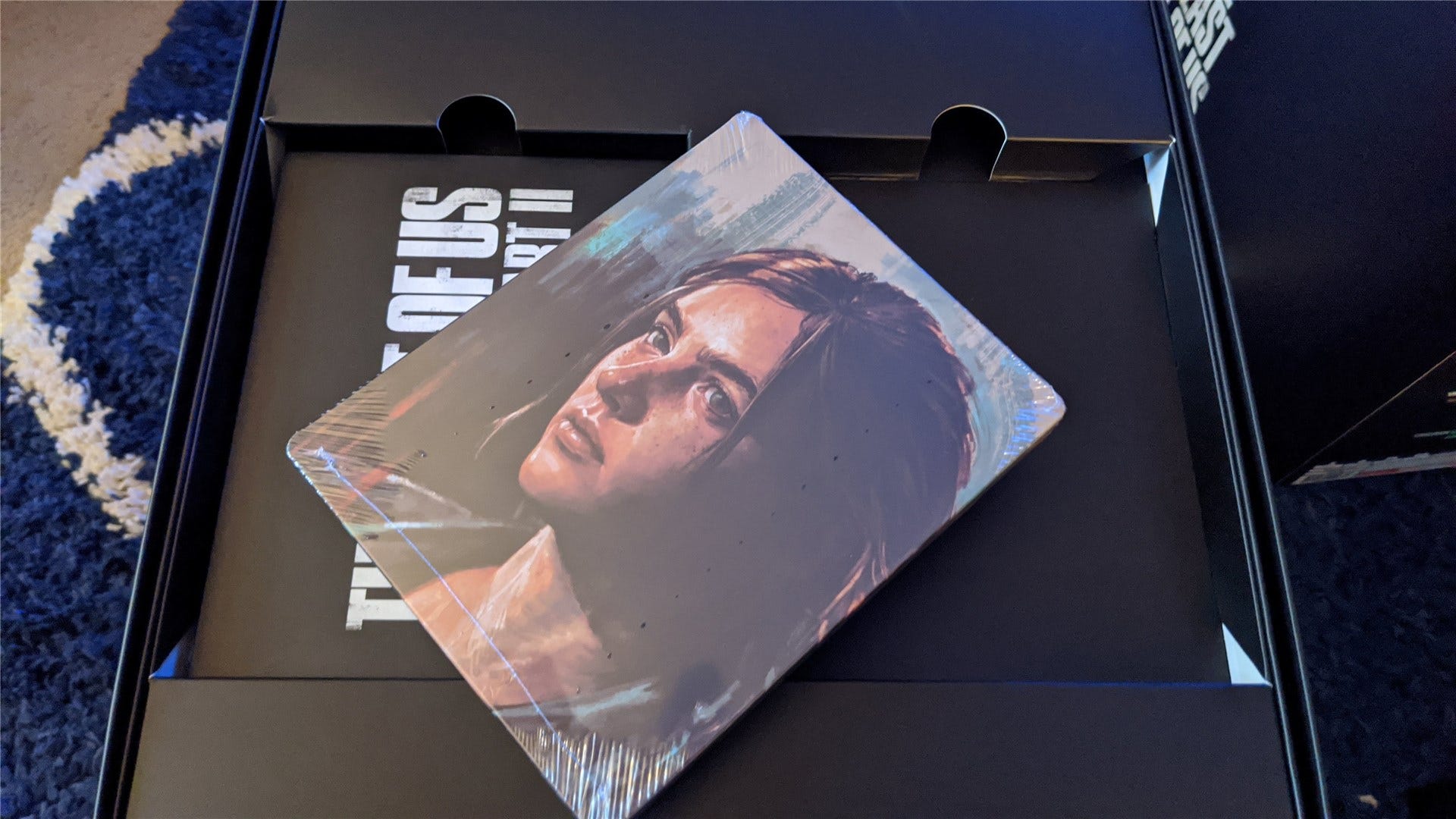 The Last of Us Part II Collector's Edition Bên SteelCase Ellie