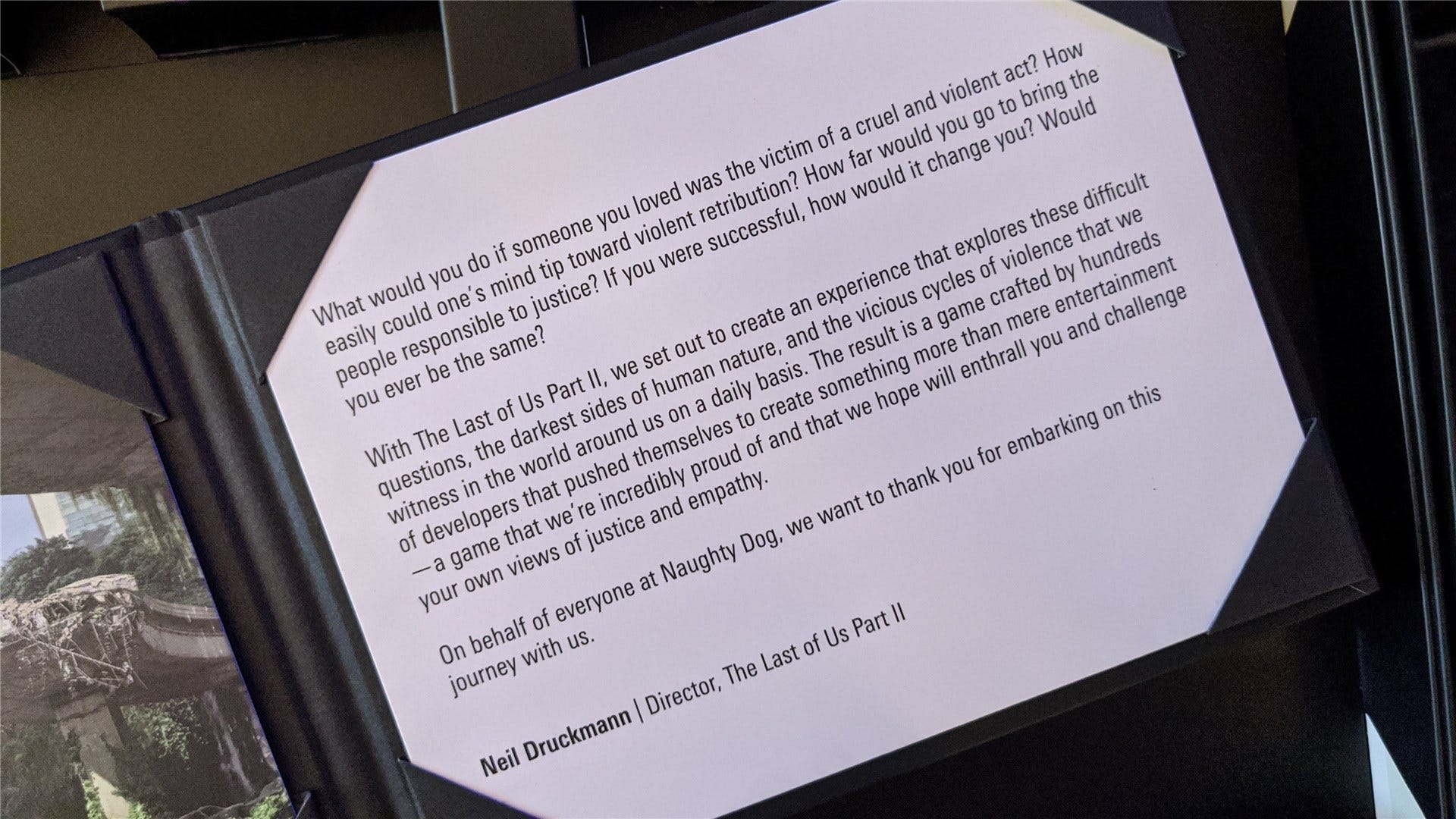 Close-up dari surat terima kasih yang ditulis oleh sutradara Naughty Dog Neil Druckman