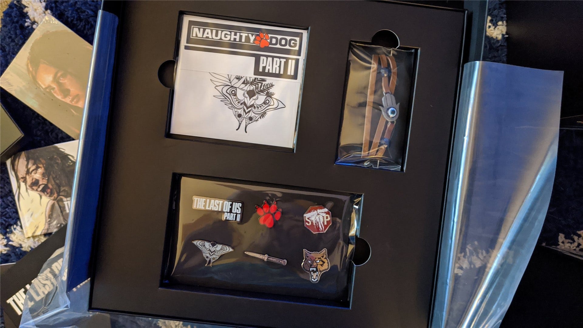 The Last of Us Del II Collector's Edition-klistermärken, nålar och armband