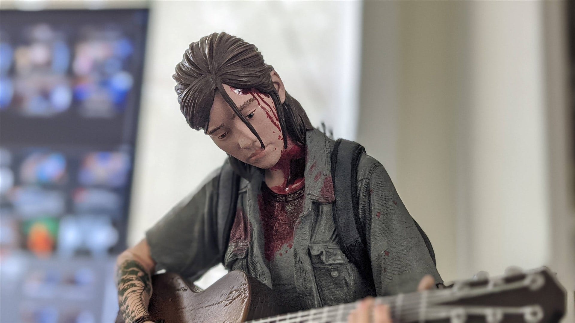 Bức chân dung bức tượng Ellie trong hộp The Last of Us Part II Collector's Edition