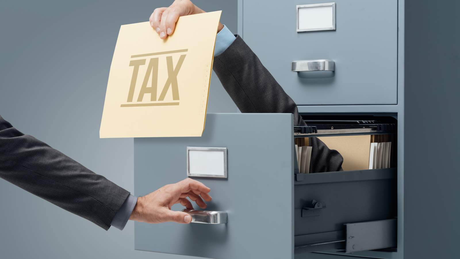 Doanh nhân bên trong tủ hồ sơ đưa hồ sơ thuế cho nhân viên văn phòng