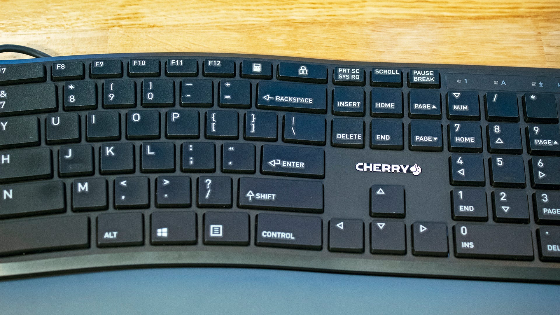 Tangkapan layar keyboard yang menunjukkan tombol hapus tepat di atas tombol spasi mundur.
