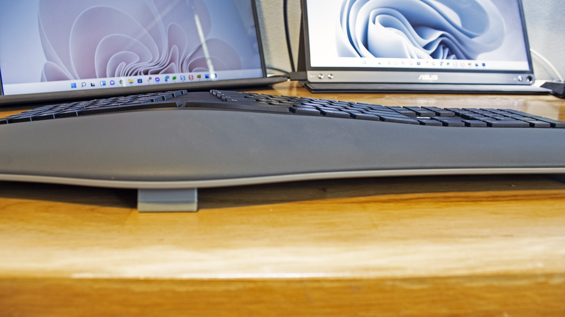 Foto close-up keyboard ergonomis Cherry.