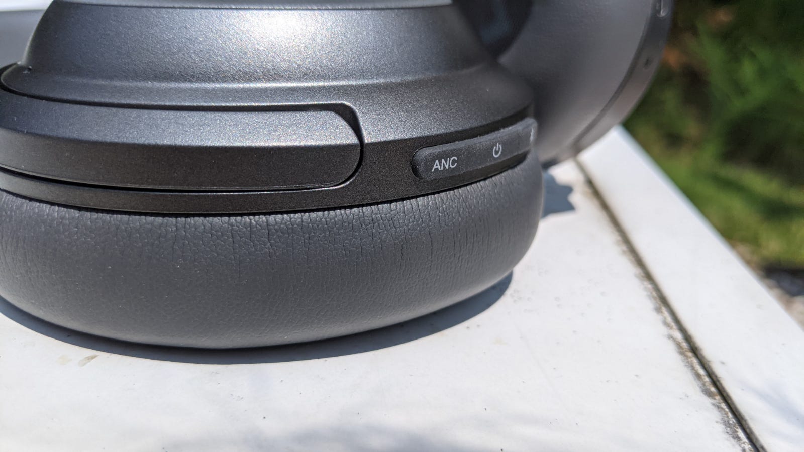 Tampilan jarak dekat dari tombol kontrol headset Monoprice BT-600ANC