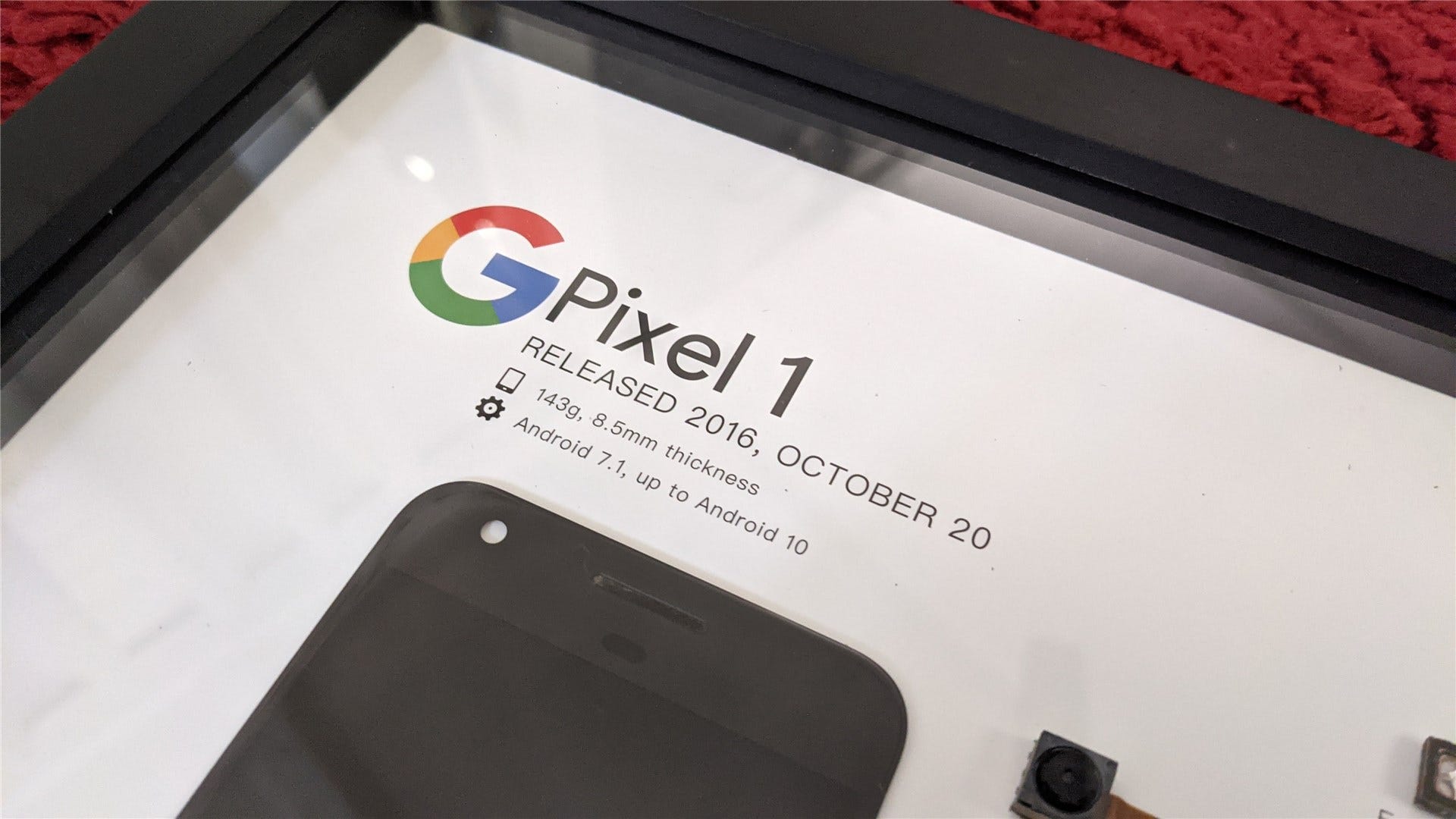 Tampilan close-up detail Pixel 1, termasuk tanggal rilis dan versi Android
