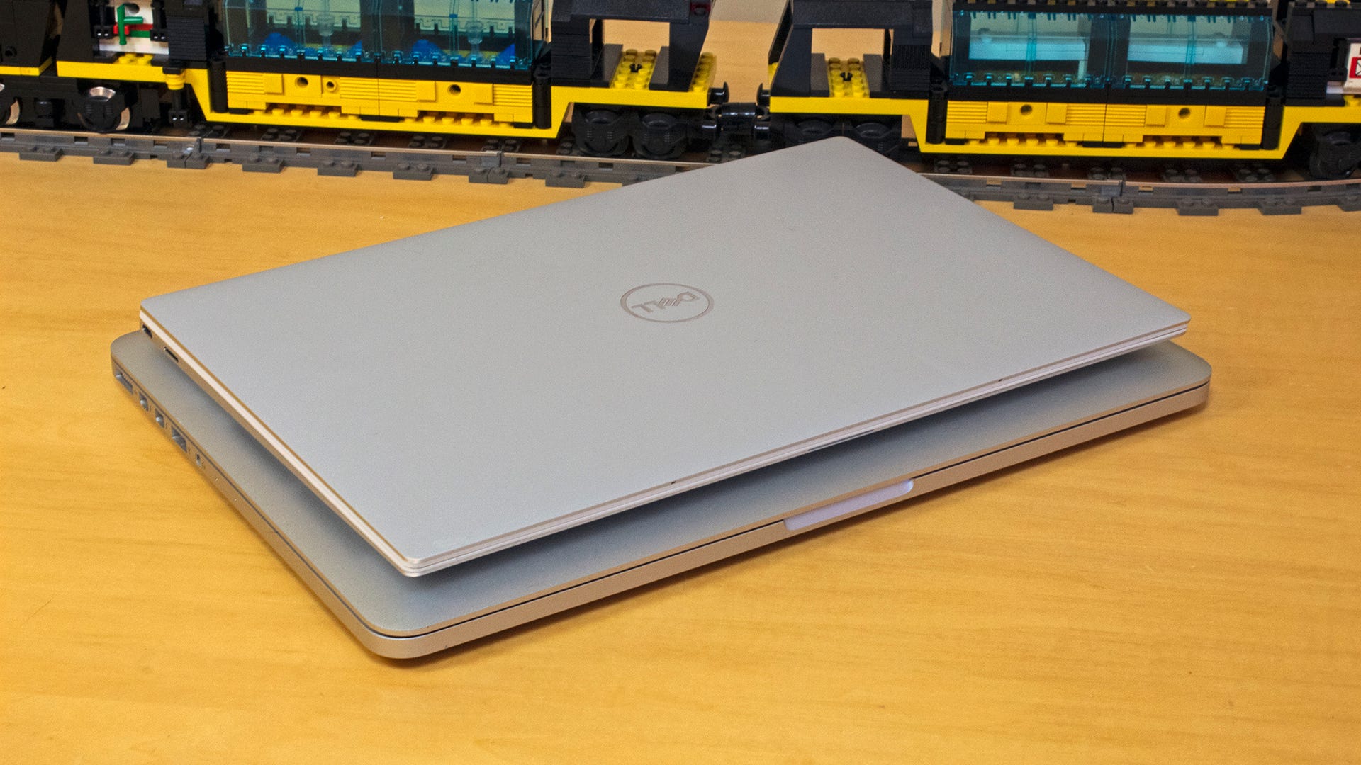 Satu hal dan laptop ringan di Macbook sedikit lebih tebal dan lebih besar