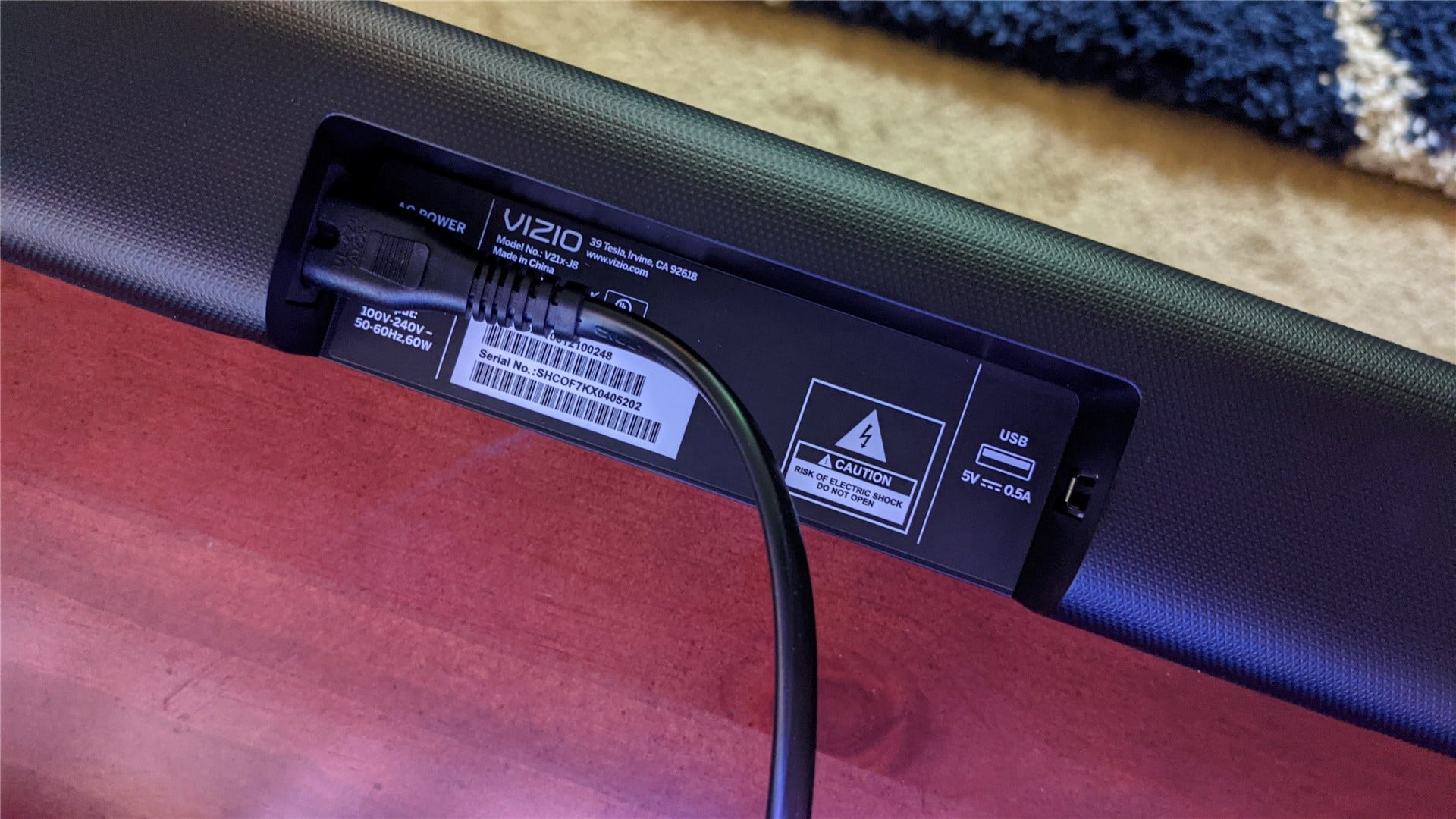 Bagian belakang soundbar V-Series menunjukkan daya dan koneksi USB