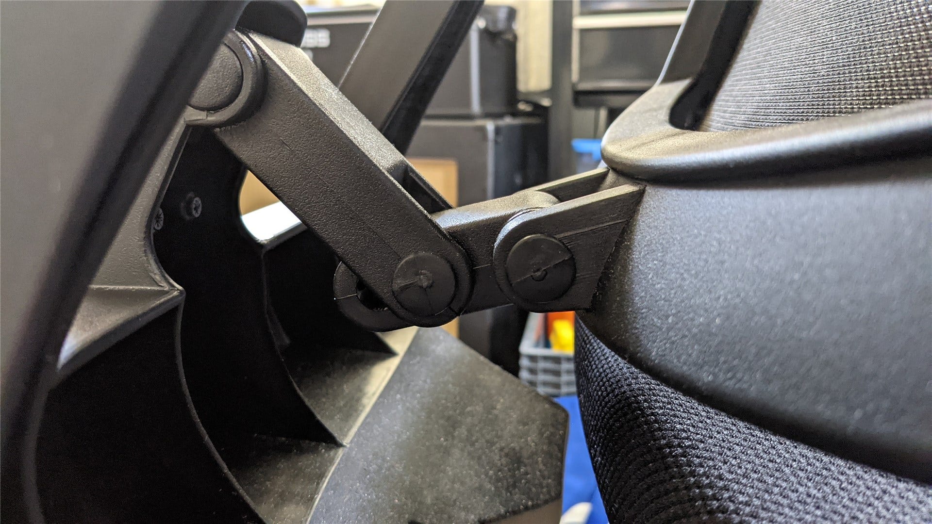 Mekanisme fleksibel bawah di sandaran kursi