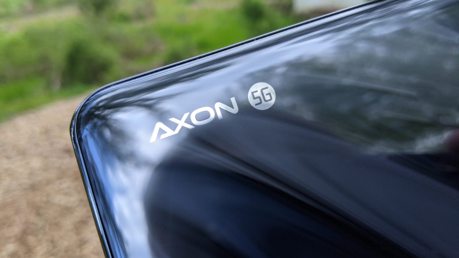 Cận cảnh logo Axon 5G trên ZTE Axon 20 5G