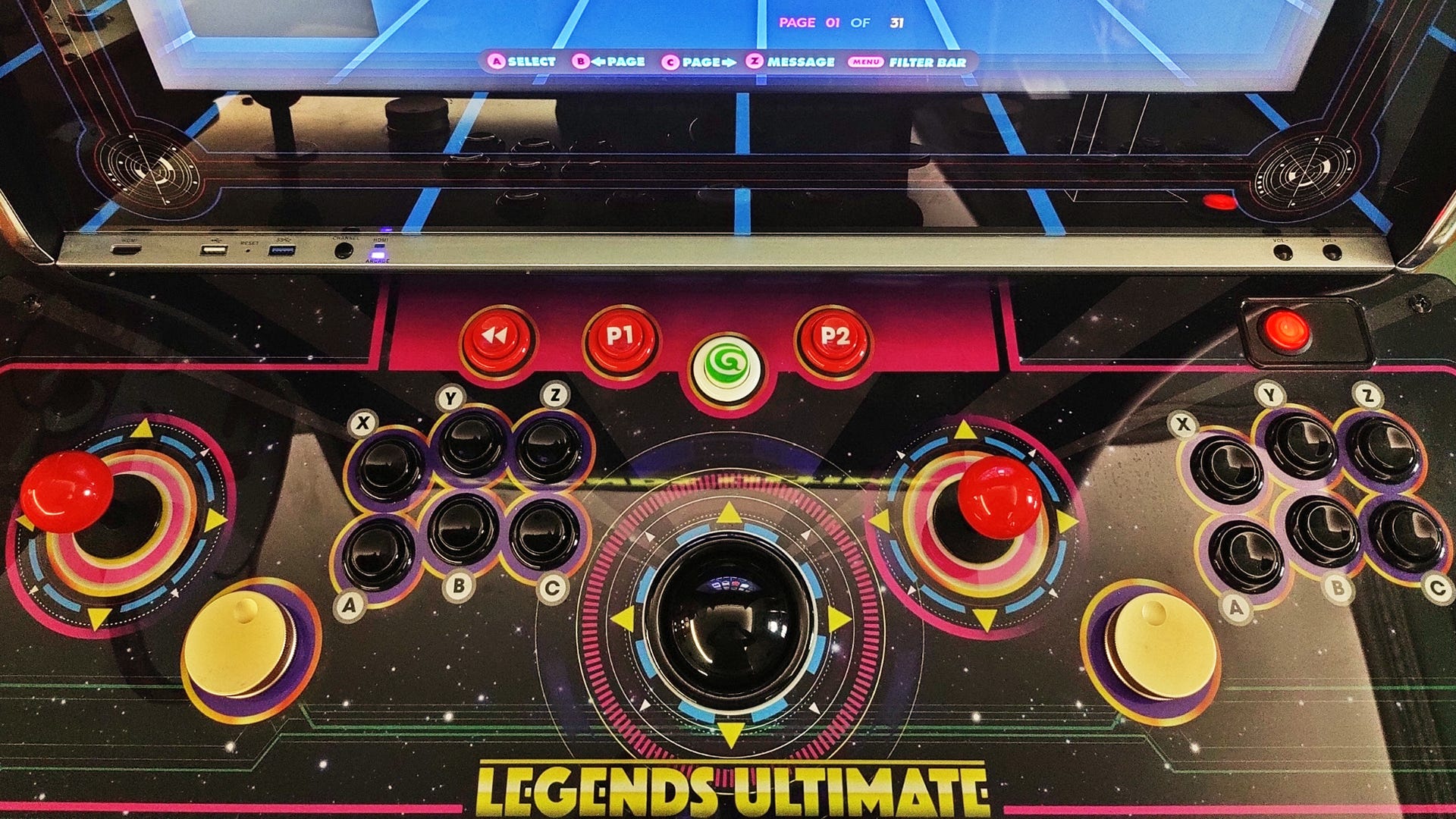 Uppifrån av Legends Ultimate-kontrolldäcket, med två joysticks, 12 knappar, två gyron och en styrkula.