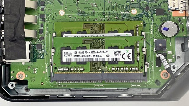 Gambar dua soket SO-DIMM pada motherboard