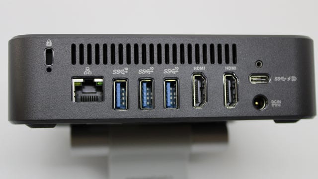 Gambar Chromebox 4Bagian belakang konsol menunjukkan port USB-A dan USB-C, port Ethernet, dan port kunci Kensington