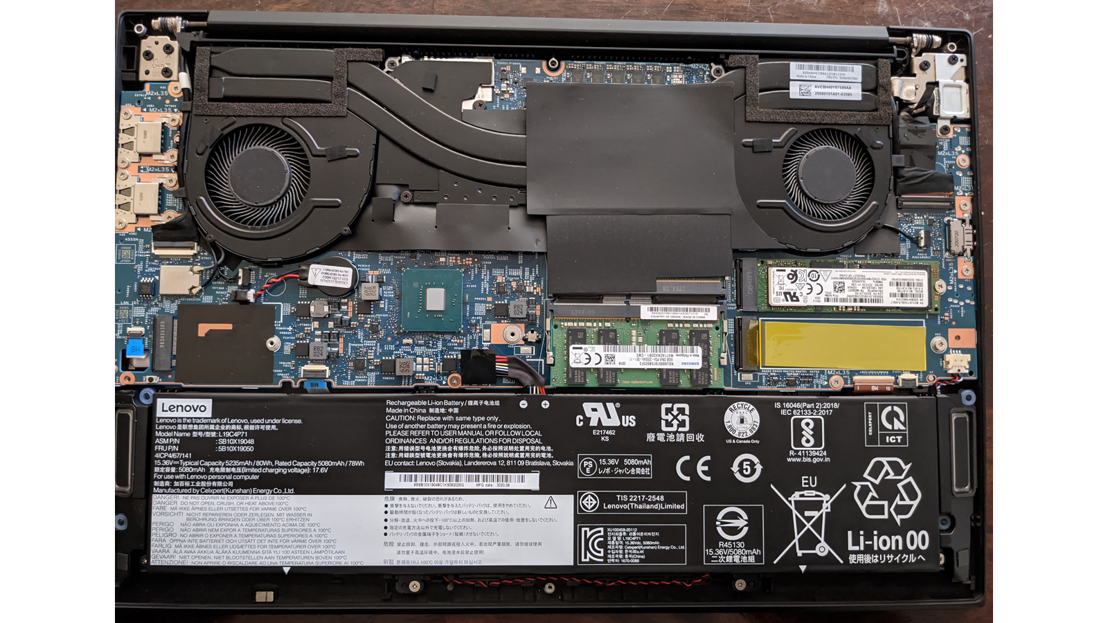 Lenovo ThinkPad X1 Extreme Gen 3 bên trong bảng điều khiển phía dưới
