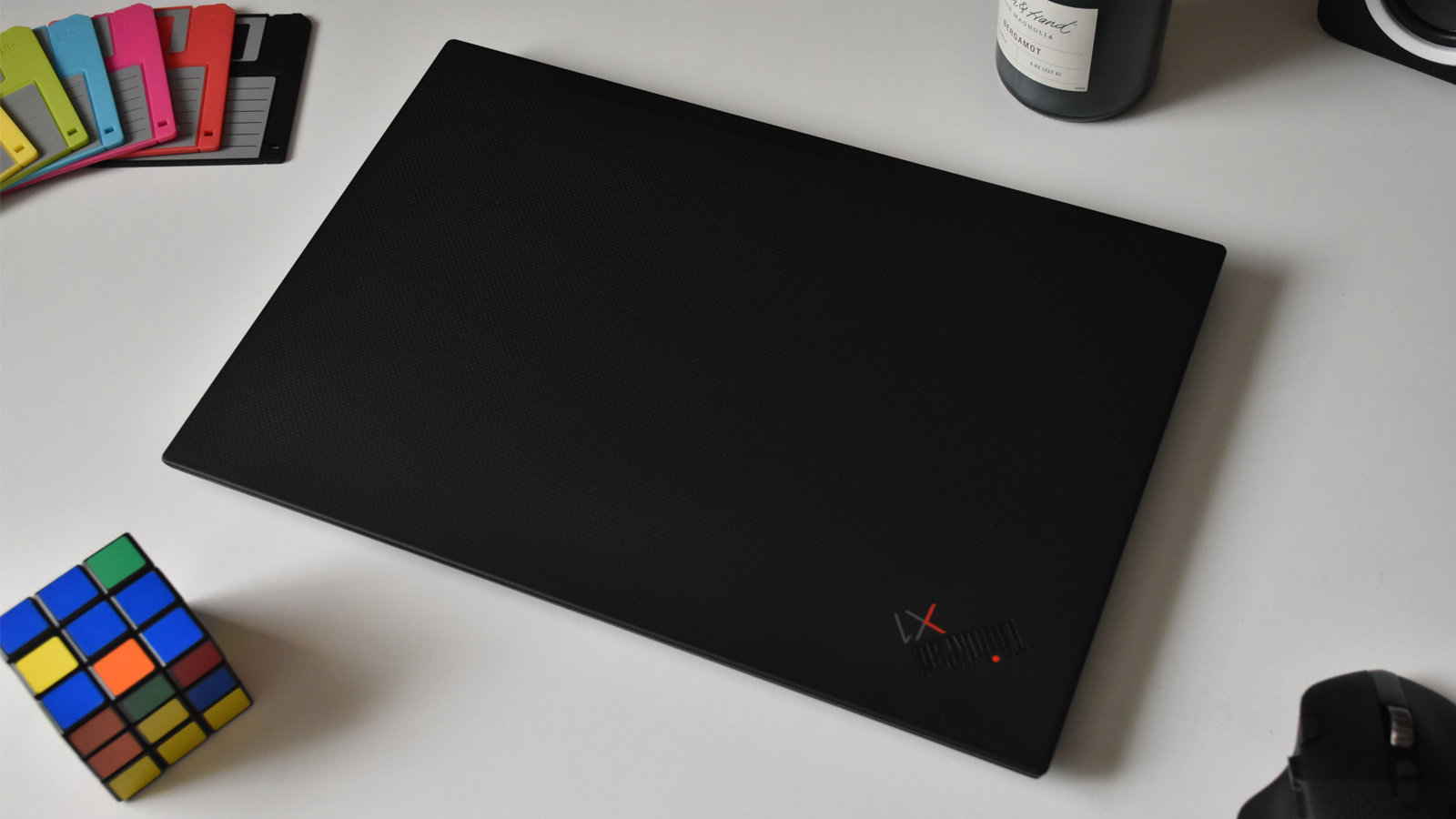 Lenovo ThinkPad X1 Extreme Gen 3 đóng cửa và ngồi trên bàn trắng