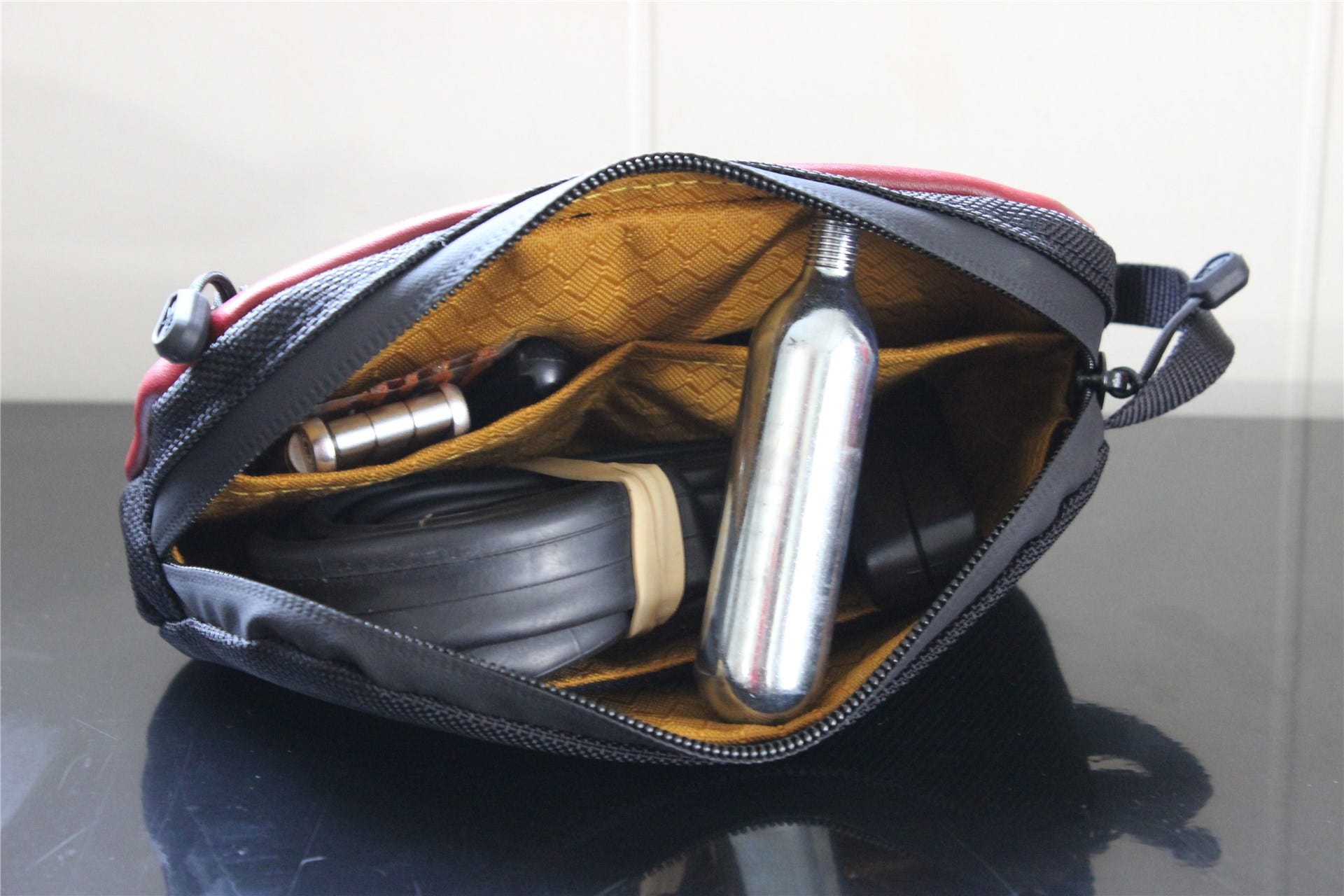 Hộp đựng dụng cụ bỏ túi Waterfield Jersey được mở bằng hộp mực co2 để hiển thị nội dung bên trong và bên trong túi