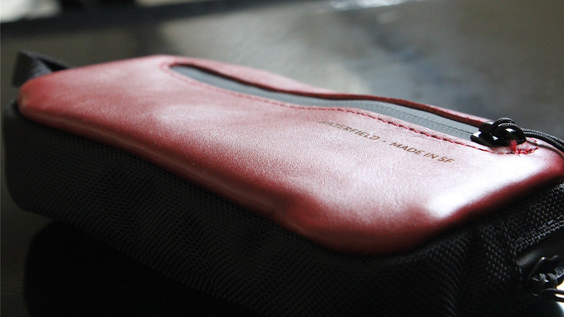 En närbild av Waterfield Jersey Pocket Tool Case i Crimson.
